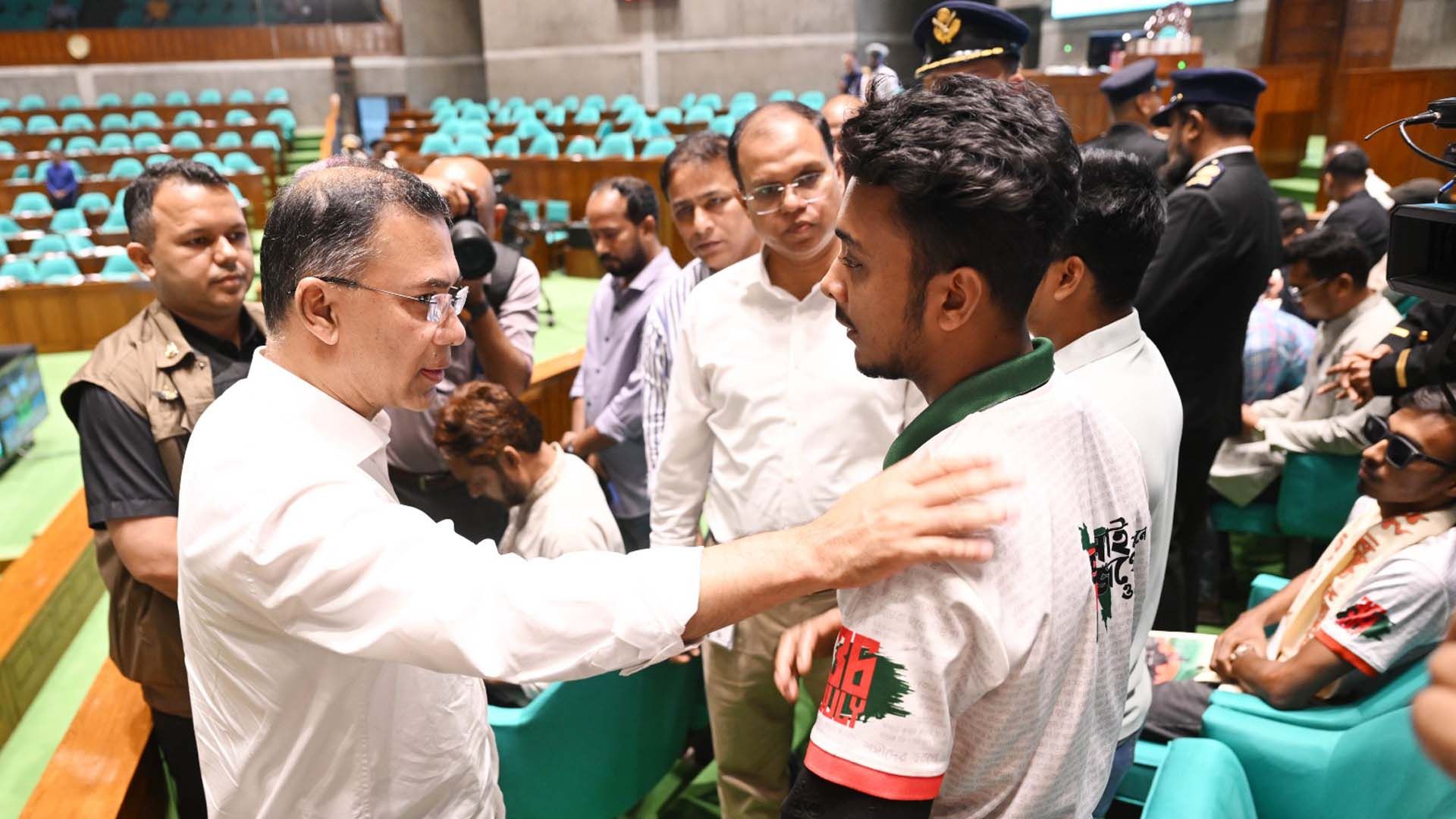 সংসদ অধিবেশনের ফাঁকে দর্শক গ্যালারিতে প্রধানমন্ত্রী