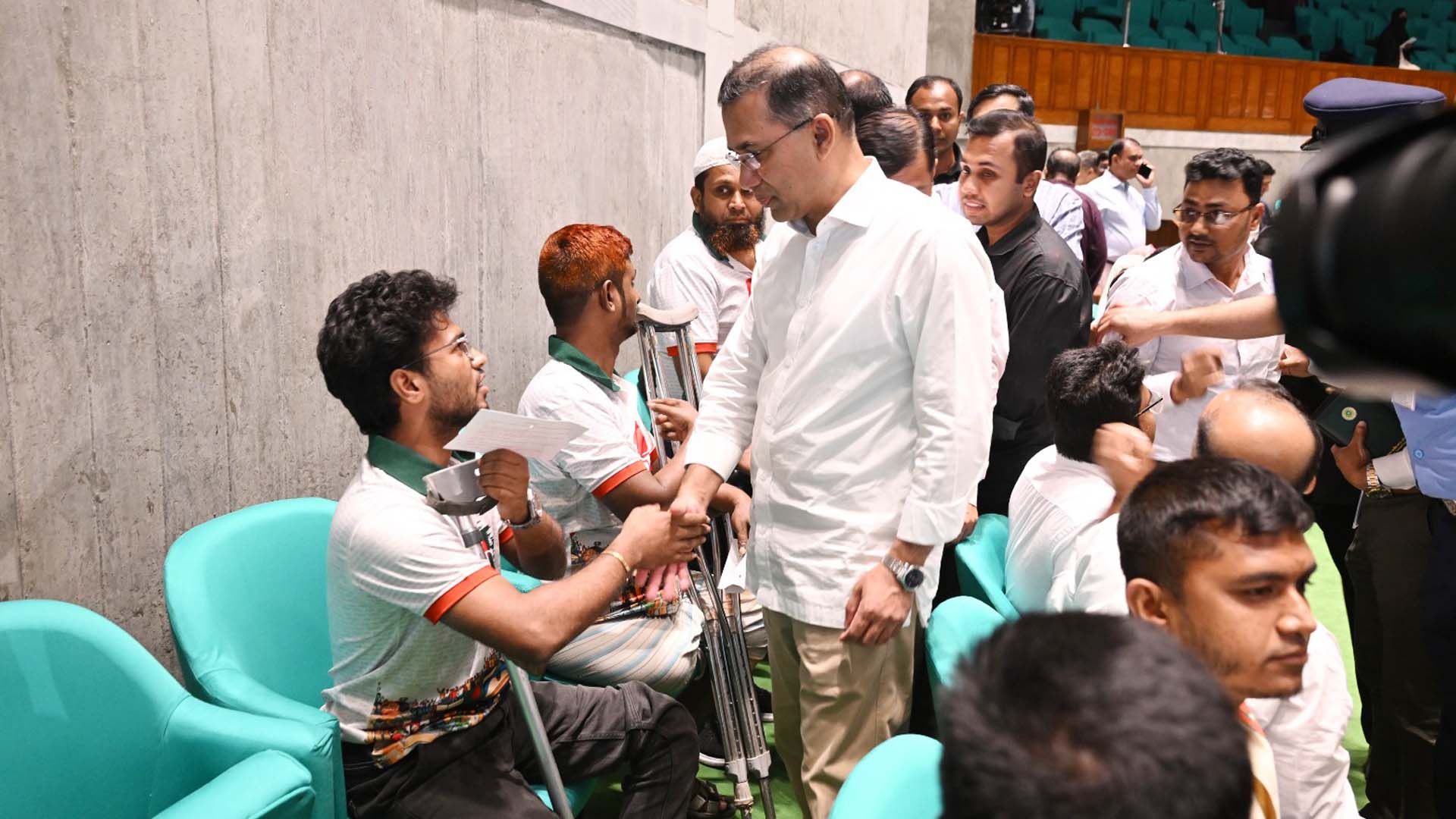 সংসদ অধিবেশনের ফাঁকে দর্শক গ্যালারিতে প্রধানমন্ত্রী