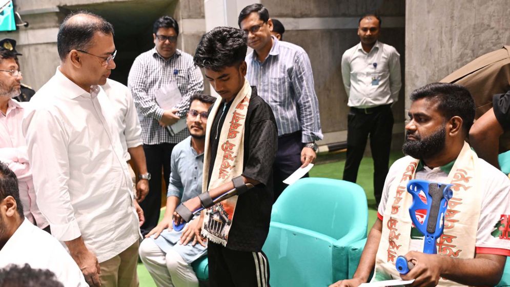 সংসদ অধিবেশনের ফাঁকে দর্শক গ্যালারিতে প্রধানমন্ত্রী