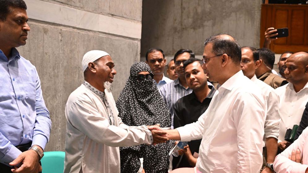 সংসদ অধিবেশনের ফাঁকে দর্শক গ্যালারিতে প্রধানমন্ত্রী