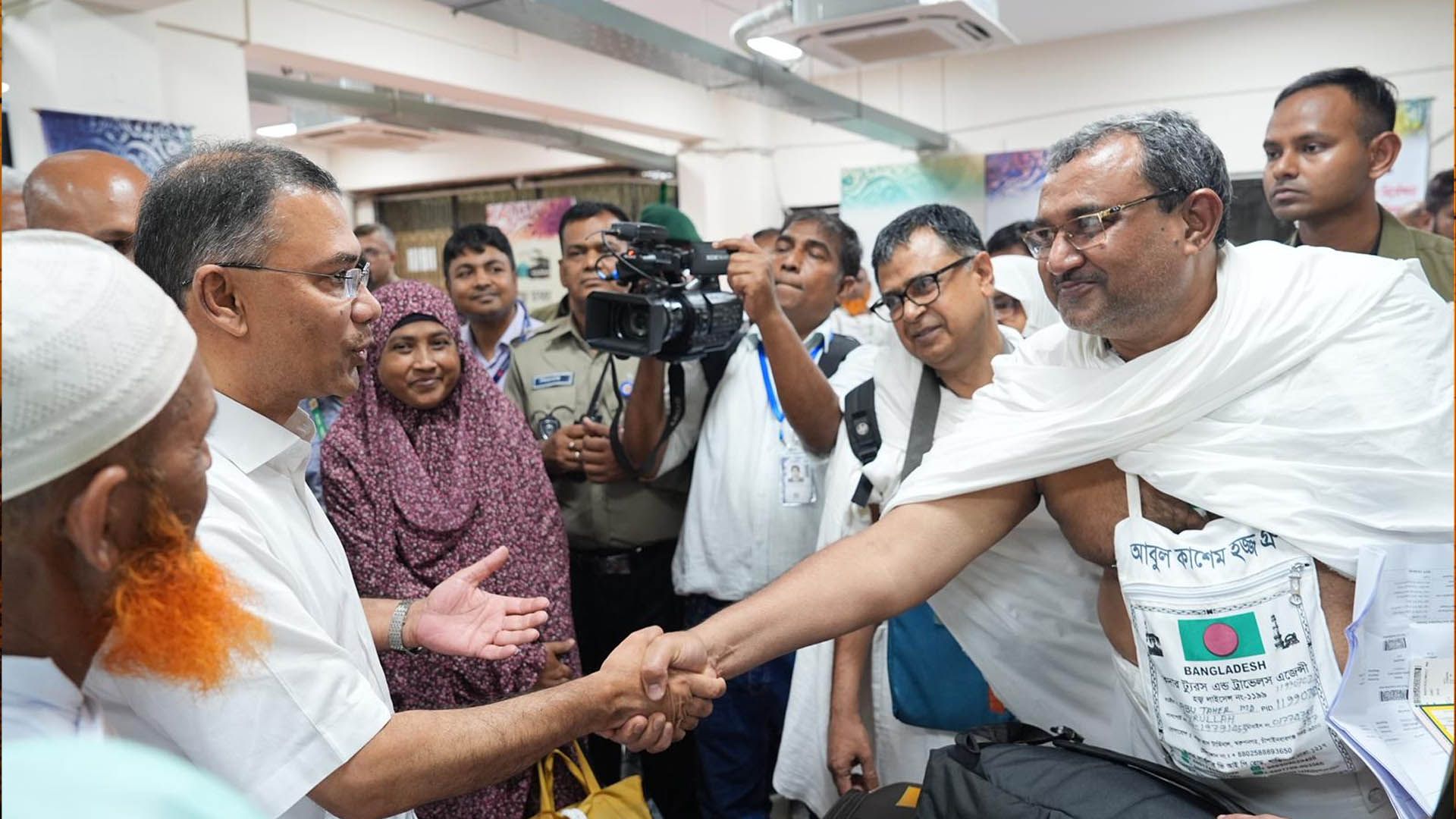হাজীদের সাথে প্রধানমন্ত্রীর কুশল বিনিময়