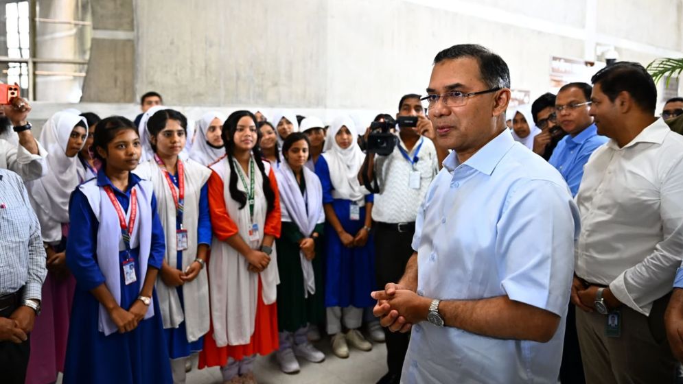 সংসদ অধিবেশন দেখতে আসা শিক্ষক-শিক্ষার্থীদের সাথে প্রধানমন্ত্রীর সাক্ষাৎ