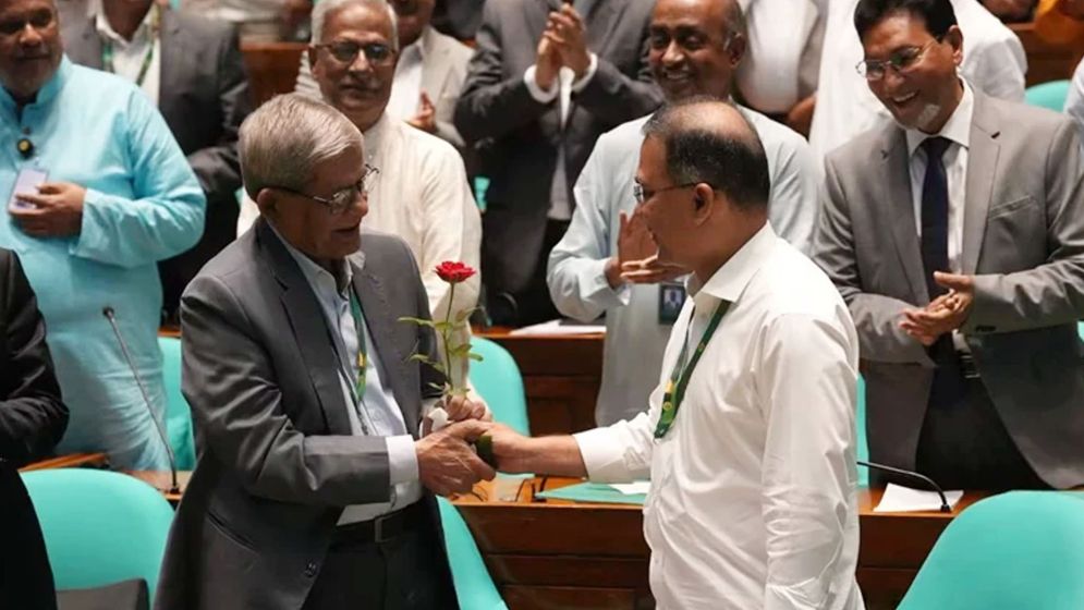 নবনির্বাচিত রাষ্ট্রপতিকে প্রধানমন্ত্রীর লাল গোলাপ শুভেচ্ছা