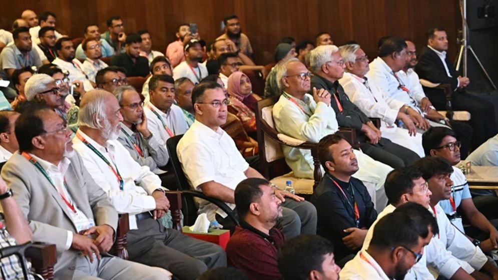 দর্শক সারিতে বসে প্রতিষ্ঠাবার্ষিকীর সাংস্কৃতিক অনুষ্ঠান উপভোগ করলেন প্রধানমন্ত্রী