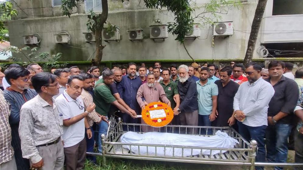 ফুলেল শ্রদ্ধায় সাংবাদিক পুলক চ্যাটার্জির শেষকৃত্য সম্পন্ন