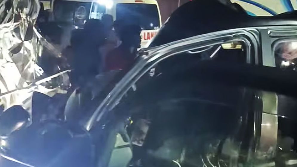 কাভার্ড ভ্যানের ধাক্কায় ৪ জনের মৃত্যু