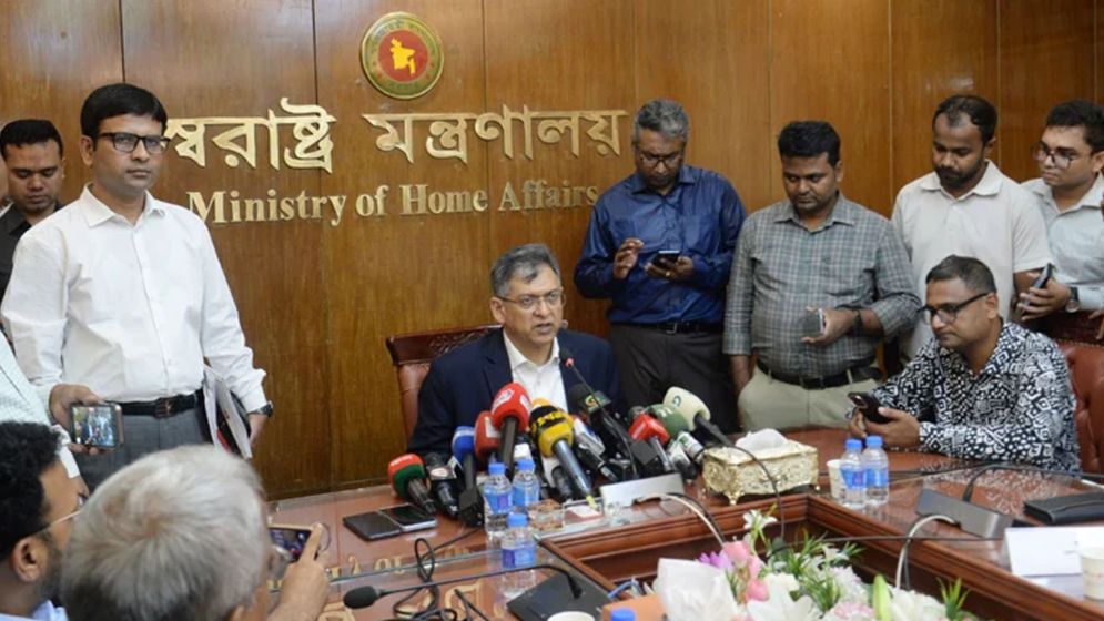 সুপ্রিম কোর্টের সামনে ককটেল বিস্ফোরণে জড়িত সন্দেহে দু'জন শনাক্ত: স্বরাষ্ট্রমন্ত্রী