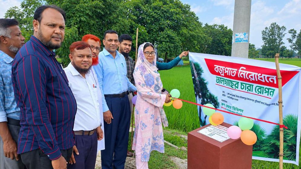 বজ্রপাতের ঝুঁকি কমাতে দিনাজপুরে ১০হাজার তাল চারা রোপণ কর্মসূচির উদ্বোধন