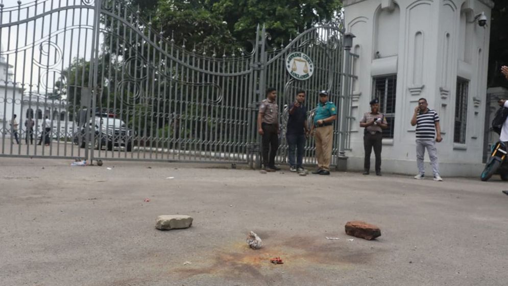 সুপ্রিম কোর্টের সামনে ককটেল বিস্ফোরণ