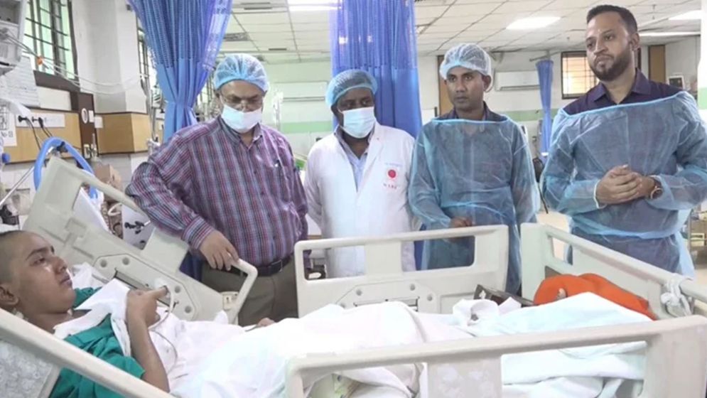 জুলাই শহীদ জুবায়েরের বোনের চিকিৎসা-পরবর্তী খোঁজ নিলেন প্রধানমন্ত্রী
