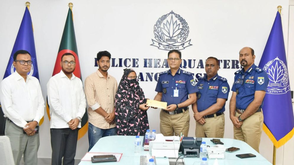 নিহত পুলিশ সদস্য আলতাফের পরিবারকে আর্থিক অনুদান দিলেন আইজিপি
