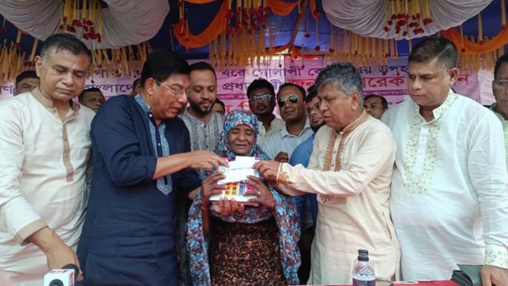 ফুটপাত থেকে নিজের ঘরে গোলাপি বেগম, বাড়ি উপহার প্রধানমন্ত্রীর