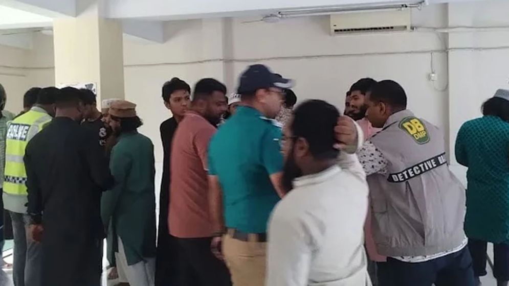 তেজগাঁও কলেজ মসজিদে 'গোপন বৈঠক', জঙ্গি সন্দেহে আটক ২৩