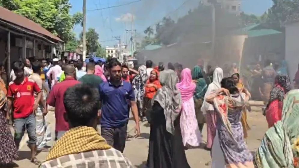বকেয়া বেতনের দাবিতে গাজীপুরে পোশাক শ্রমিকদের বিক্ষোভ