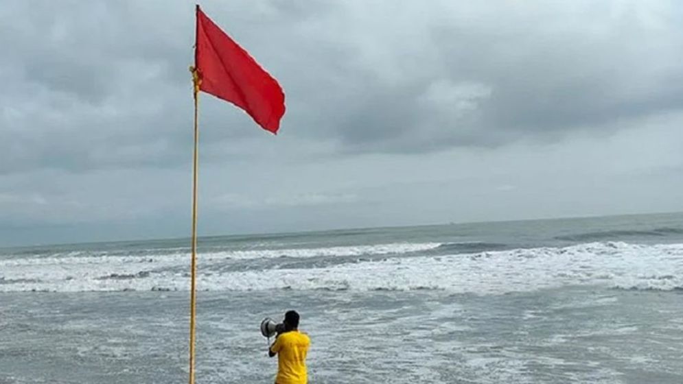 চার সমুদ্রবন্দরে ৩ নম্বর সতর্ক সংকেত