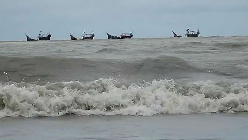 নিম্নচাপ রূপ নিতে পারে গভীর নিম্নচাপে, চার সমুদ্রবন্দরে সতর্কতা