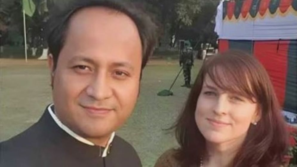 সাবেক শিক্ষামন্ত্রীর স্ত্রী ইমা ক্লেয়ারের বিদেশযাত্রায় নিষেধাজ্ঞা
