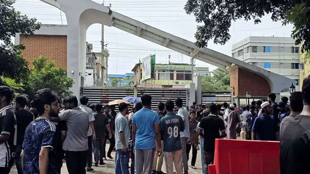 চুয়েটে উপাচার্য পুনর্বহালের দাবিতে ‘শাটডাউন’ঘোষণা