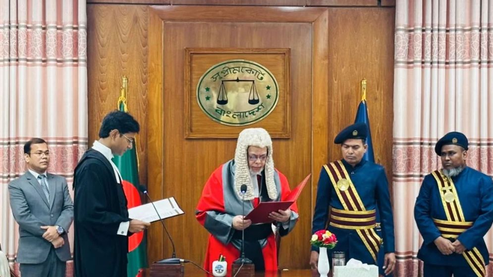 শপথ নিলেন হাইকোর্টের বিচারপতি দেবাশীষ রায় চৌধুরী