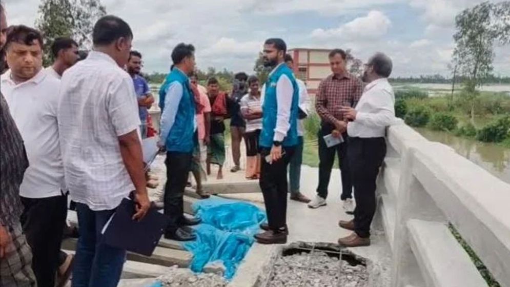 টাঙ্গাইলে সেতু নির্মাণে রডের বদলে বাঁশ, এলজিইডির কার্যসহকারী বরখাস্ত