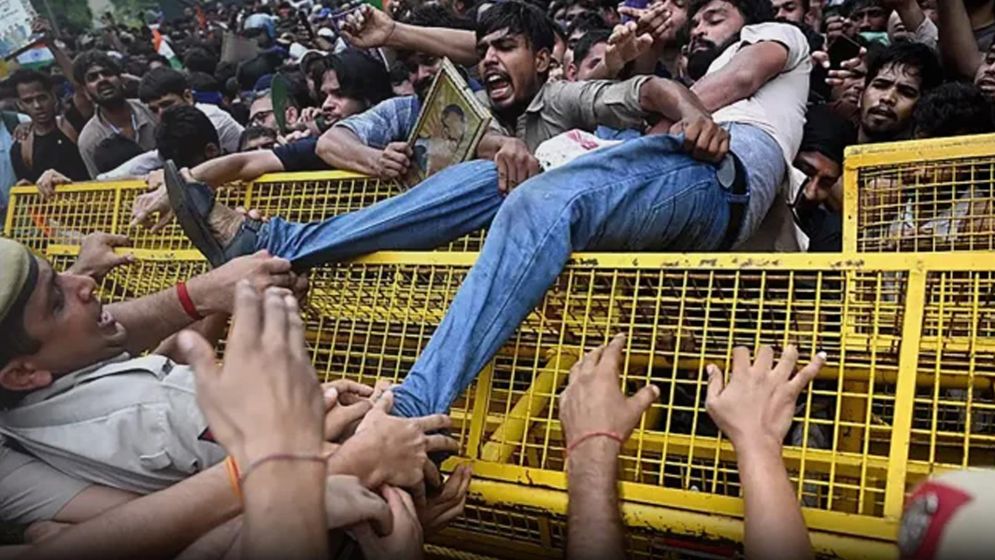 বিক্ষোভে উত্তাল দিল্লি : ইন্টারনেট বন্ধ, আটক সাতশ'র বেশি