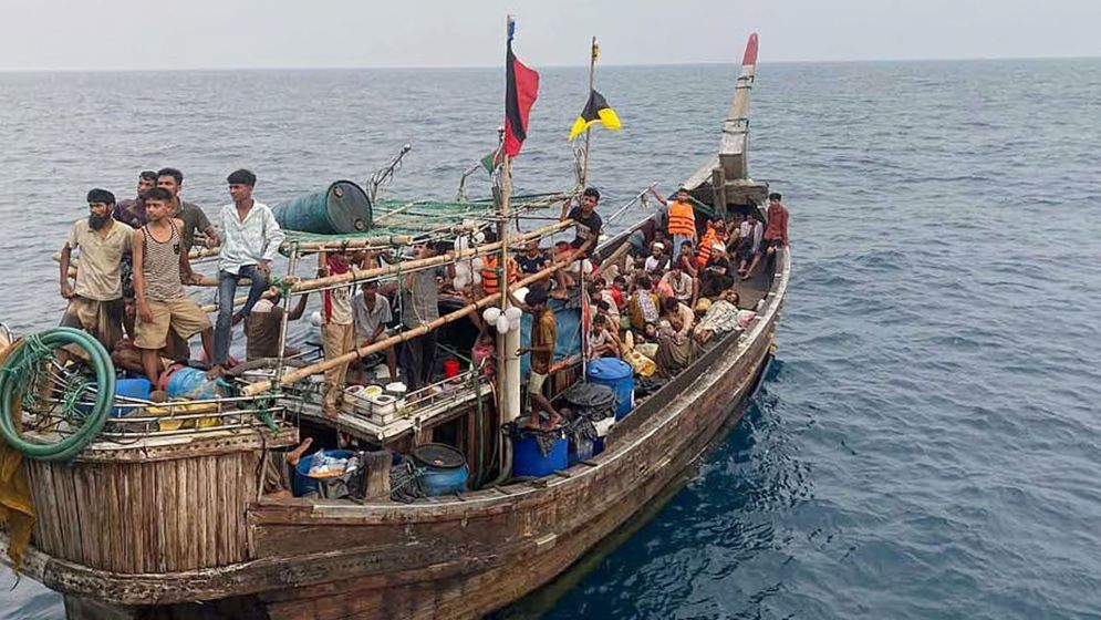 সাগরে মালয়েশিয়াগামী ৬৫ যাত্রী উদ্ধার,আটক ১১ মানবপাচারকারী সদস্য