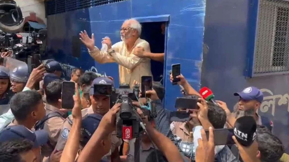 আদালতে যাওয়ার আগে হেলমেট ছুড়ে ফেললেন আখতারুজ্জামান