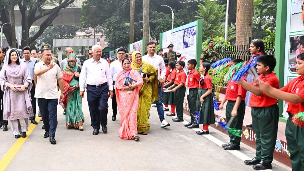 শিশুদের ভালোবাসায় সিক্ত প্রধানমন্ত্রী
