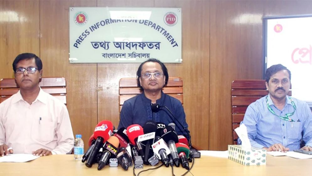 বিশ্ববাজারে তেলের দাম কমলে দেশে সমন্বয়ের চিন্তা করবে সরকার: তথ্য উপদেষ্টা