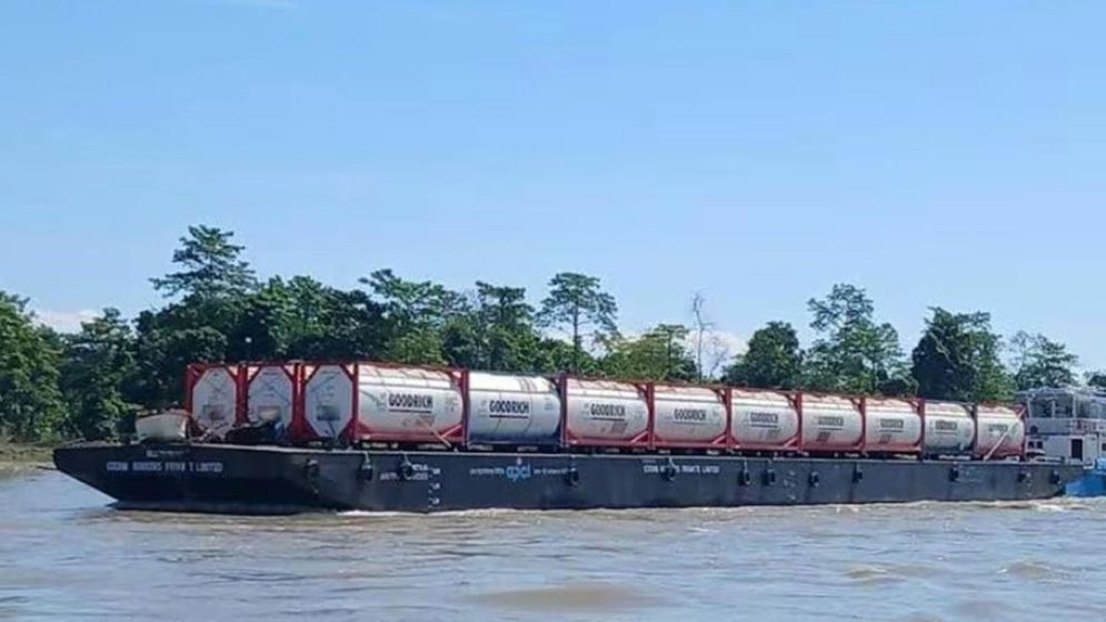 ৭০ বছর পর আসাম থেকে ঢাকায় পণ্যবাহী জাহাজ
