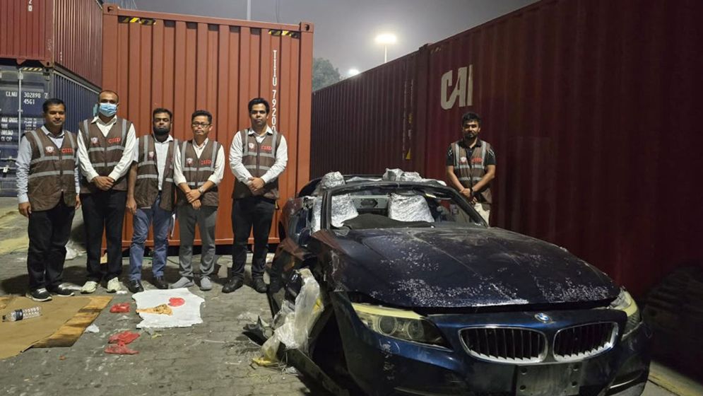 গাড়ির যন্ত্রাংশ আমদানি ঘোষণার আড়ালে বন্দরে মিলল বিএমডব্লিউ রেসিং কার ও ৫ ট্রাক