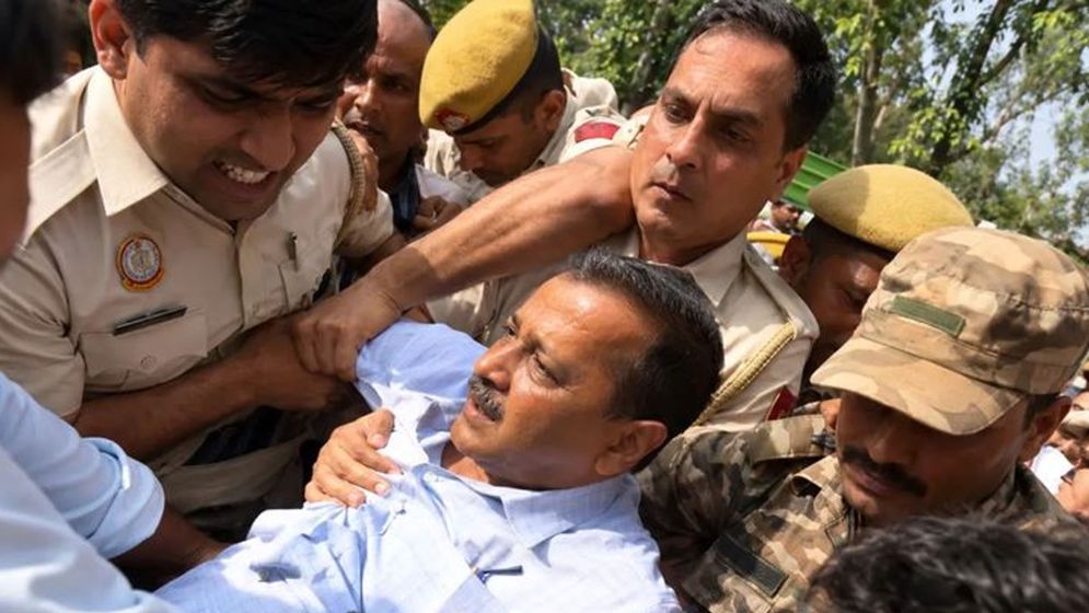 দিল্লিতে এবার আটক অরবিন্দ কেজরিওয়াল
