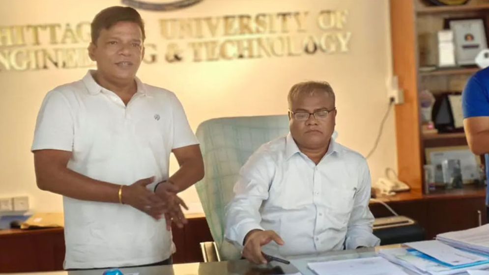 তালা ভেঙে চুয়েটের প্রশাসনিক ভবনে নতুন উপাচার্য