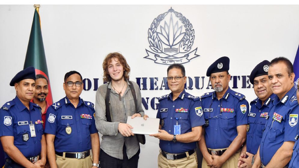 জার্মান পর্যটকের হারানো ম্যাকবুক বুঝিয়ে দিল পুলিশ