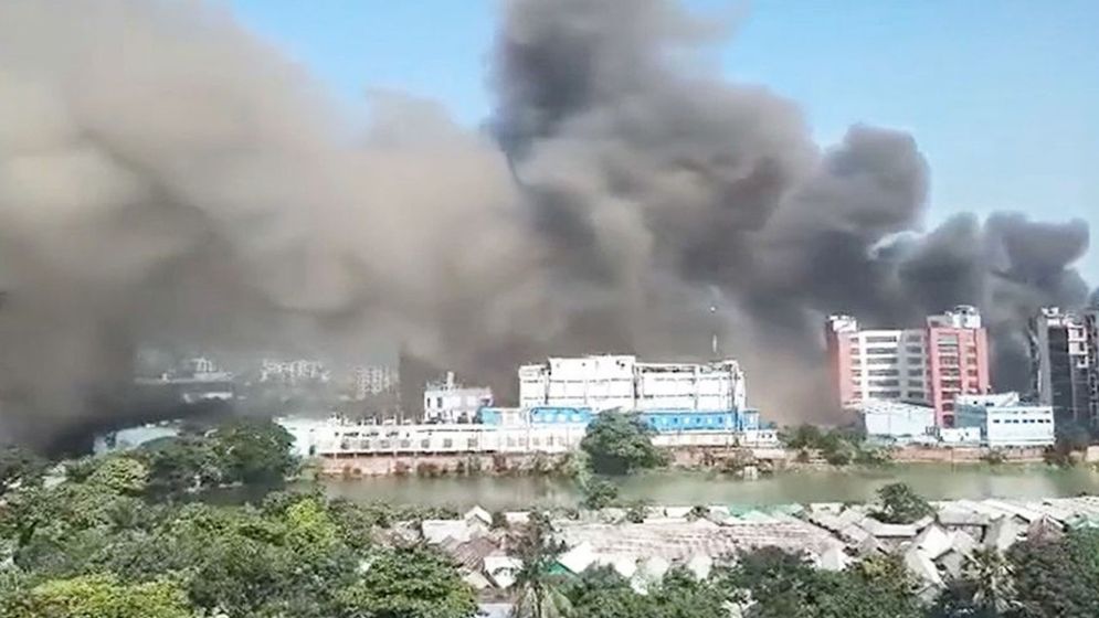 টঙ্গীতে ওষুধ কারখানায় আগুন, কাজ করছে ১১ ইউনিট