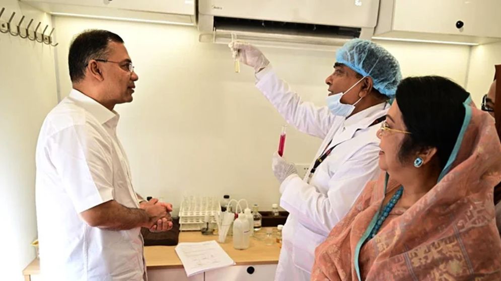 নিরাপদ খাদ্য পরীক্ষার ভ্রাম্যমাণ ল্যাব পরিদর্শনে প্রধানমন্ত্রী