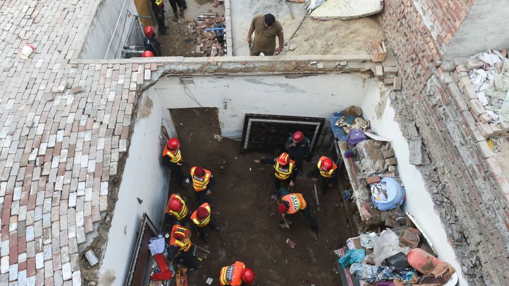 পাকিস্তানে স্কুলের ছাদ ধসে নিহত ৩০, অধিকাংশই শিশু