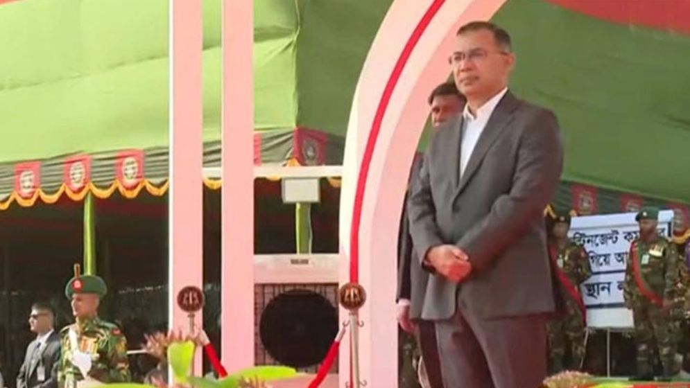 সেনাবাহিনীর ৭ ইউনিটকে জাতীয় পতাকা দিলেন প্রধানমন্ত্রী