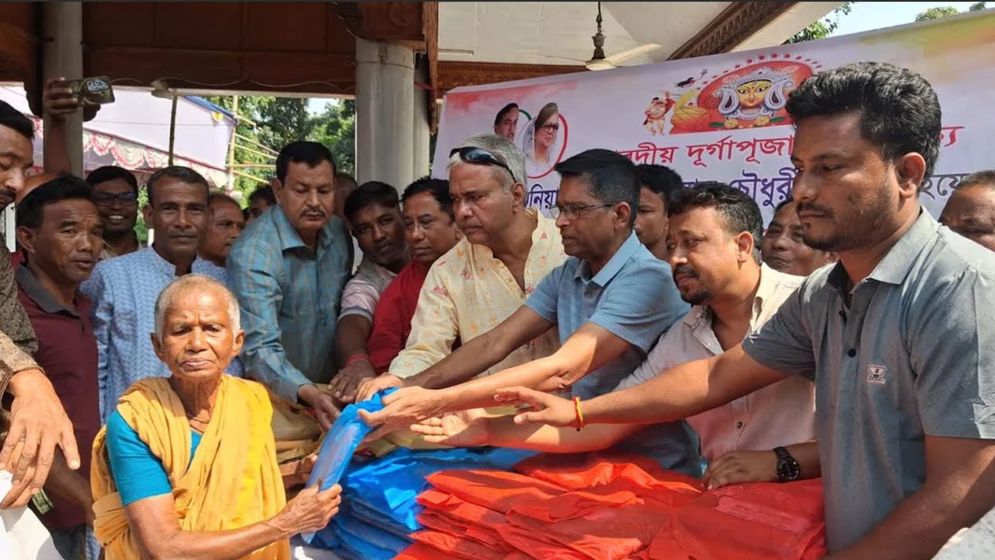 নীলফামারীতে শারদীয় দুর্গাপূজা উপলক্ষে বস্ত্র বিতরণ