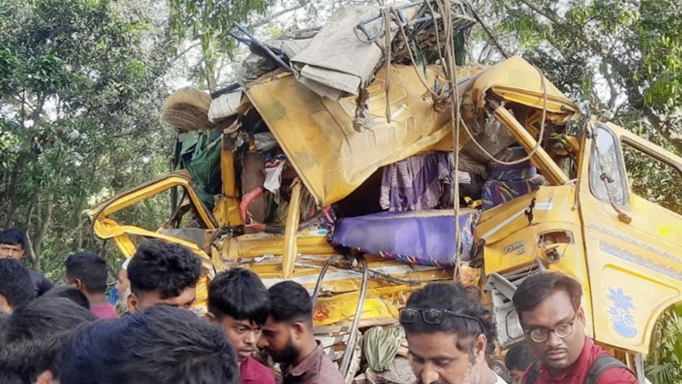 নাটোরে বাস-ট্রাক সংঘর্ষে নিহত ১৪, আহত ৩২