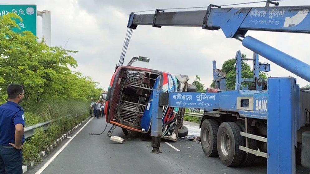 ঢাকা-মাওয়া এক্সপ্রেসওয়েতে বাস দুর্ঘটনায় নিহত ৩, আহত ১৬